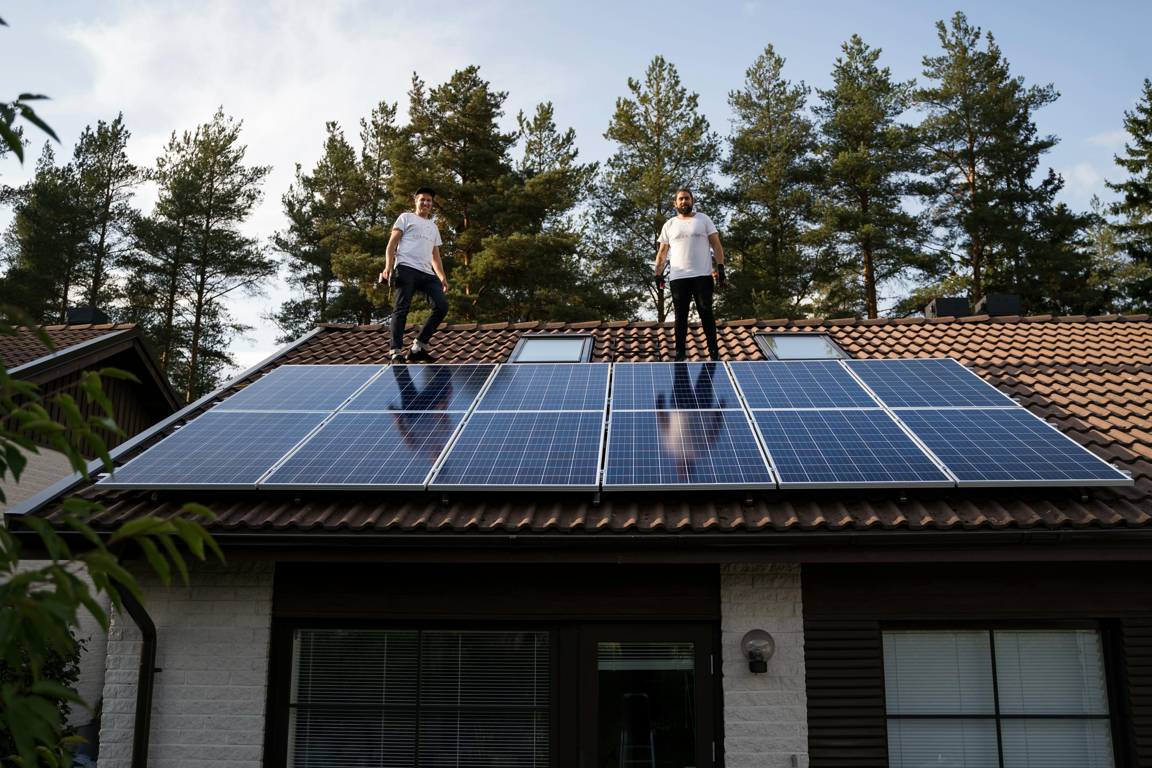 Aurinkopaneeli asentajat katolla